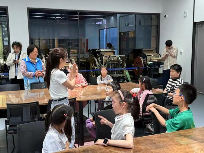 他们巧手玩转“太空陀螺”j9国际亲子教育新潮流