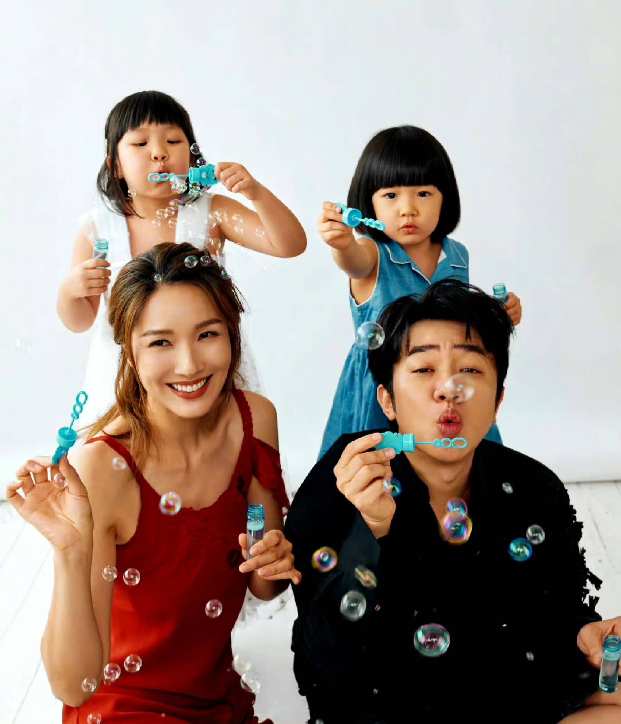 萌!大娃复刻爸爸脸小娃遗传妈妈长腿基因分配太会了九游会·j9网站王祖蓝大女儿小女儿近照颜值反差(图3) 萌!大娃复刻爸爸脸小娃遗传妈妈长腿基因分配太会了九游会·j9网站王祖蓝大女儿小女儿近照颜值反差(图3)