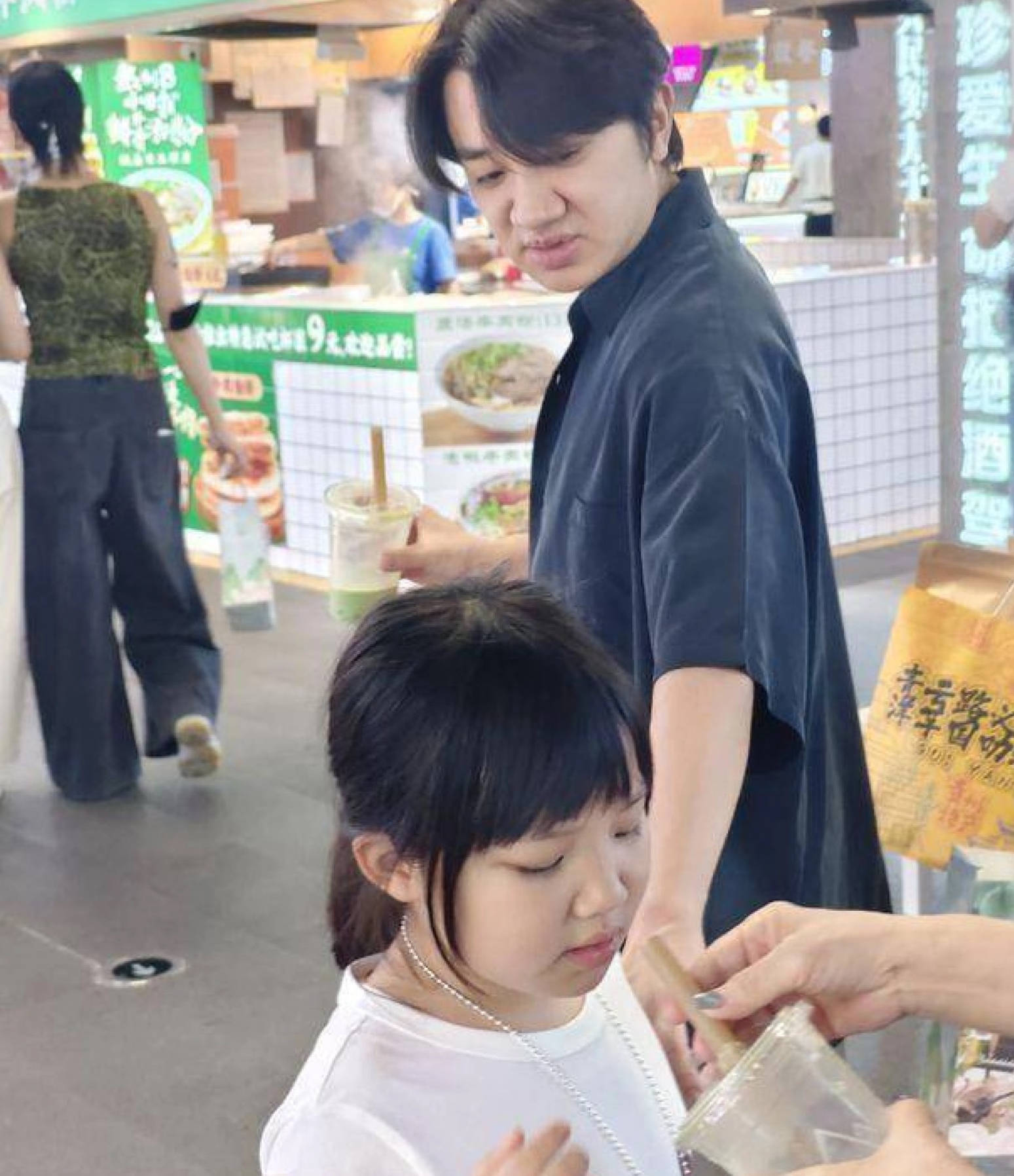 萌!大娃复刻爸爸脸小娃遗传妈妈长腿基因分配太会了九游会·j9网站王祖蓝大女儿小女儿近照颜值反差(图4) 萌!大娃复刻爸爸脸小娃遗传妈妈长腿基因分配太会了九游会·j9网站王祖蓝大女儿小女儿近照颜值反差(图4)